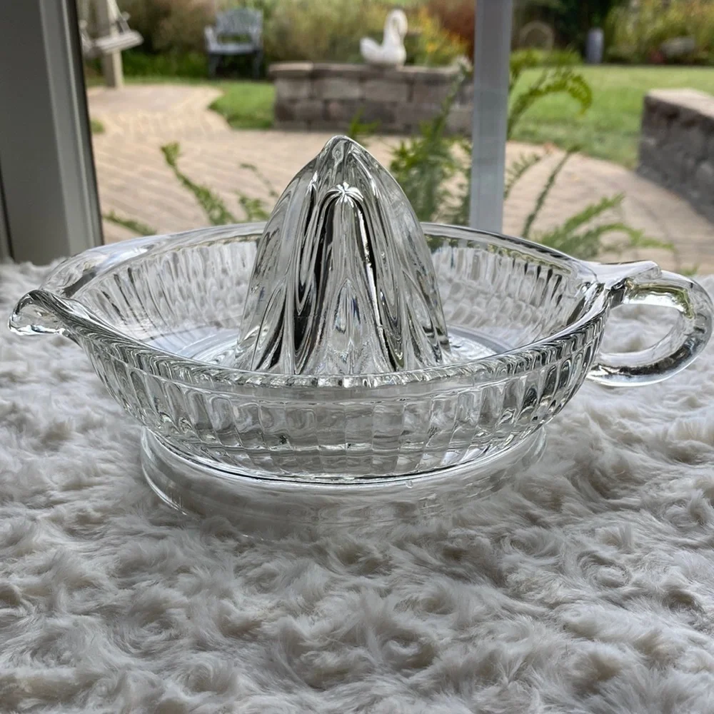 VINTAGE~LARGE~RIBBED~CITRUS REAMER~DECORATIVE LOOP HANDLE~CURVED SPOUT~NICE~G21​